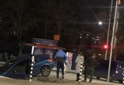 Абсурд във Варна! Цяла кола пропадна в изкоп на ремонтиран булевард (СНИМКА)