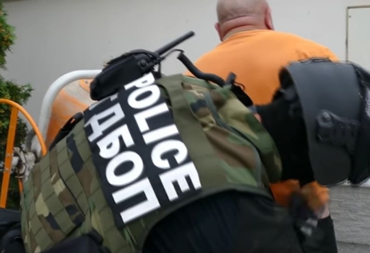 Арест за 11 души! Спецченгета удариха банда за трафик на просяци към Европа (СНИМКИ/ВИДЕО)