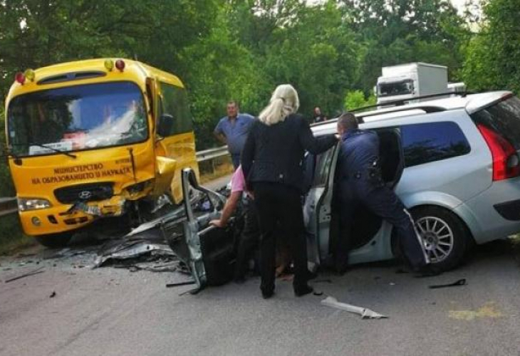 Първа СНИМКА от тежката катастрофа с училищния автобус! Полицаи вадили ранената шофьорка