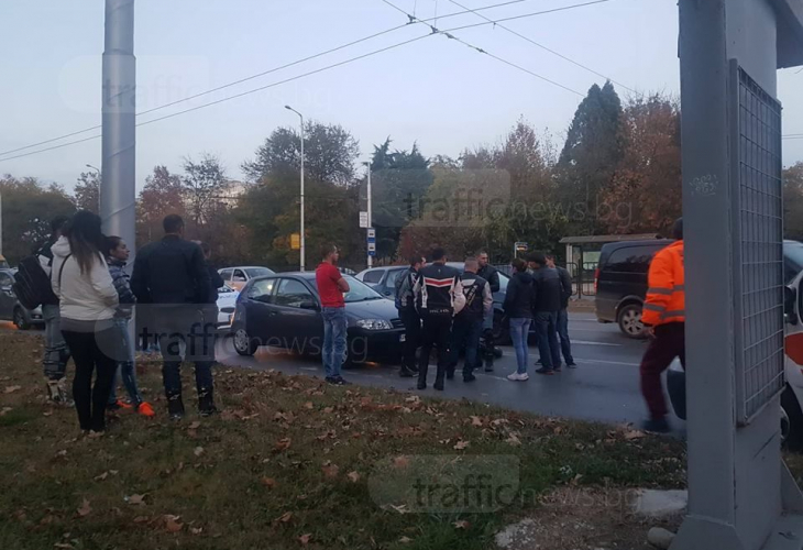 Моторист се заби в отворената врата на кола, случилото се след това е скандално (СНИМКИ)