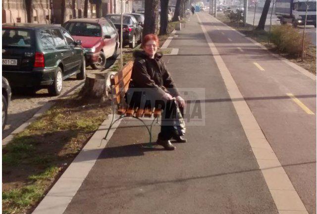 СНИМКИ: Общината слага хубави нови пейки. Да ги пазим