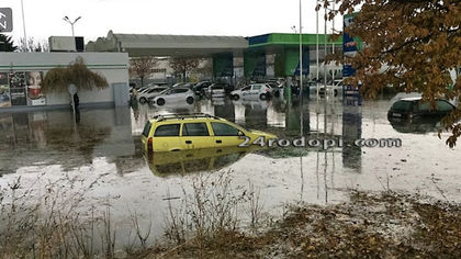 Наводнен е Ардинския мост в Кърджали, пътят за Маказа затворен! 13 сигнала за бедстващи хора (СНИМКИ/ВИДЕО)