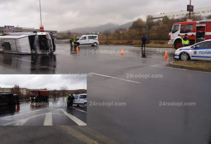 Тежък инцидент с работнически микробус на входа на Кърджали! 9 души са в Спешното (ВИДЕО)