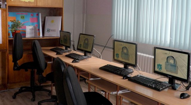 Оборудват безплатно с компютри 2 класни стаи