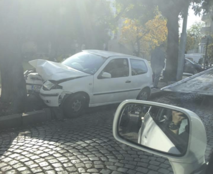 СНИМКА: Кола не успя да мине през дърво в Кючука