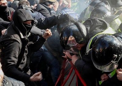 Раниха 15 украински полицаи при сблъсъци с демонстранти на предизборна проява на Порошенко