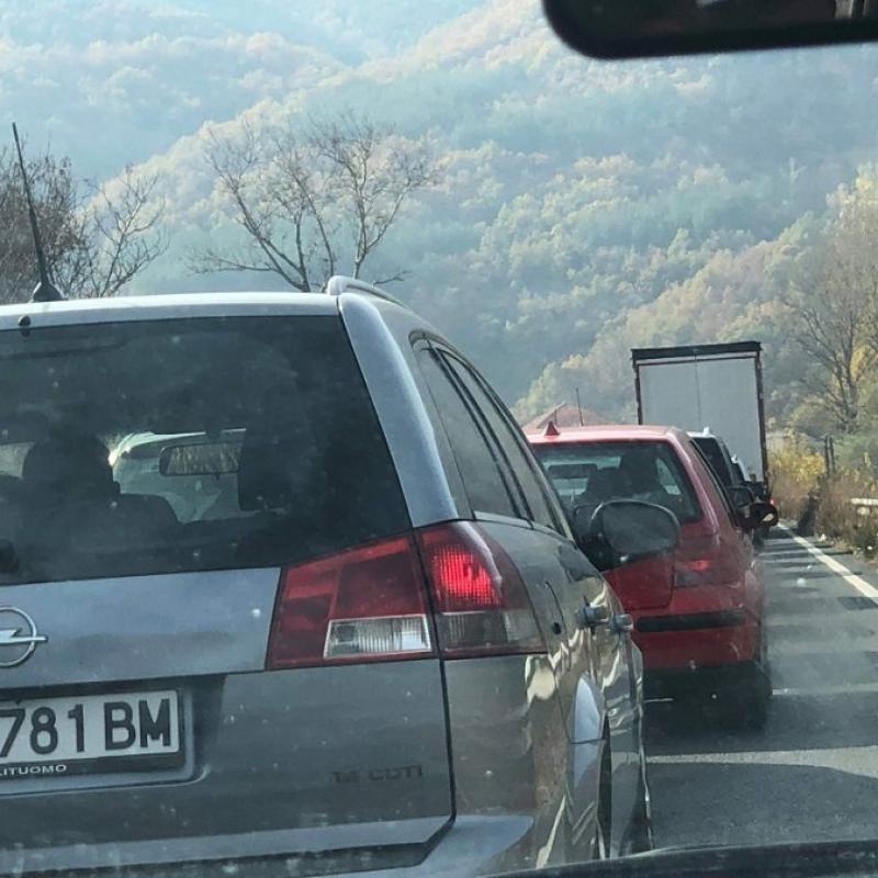 МВР: Колона от 2 км автомобили се е образувала при 12-ти км на АМ „Тракия“ в посока Пловдив