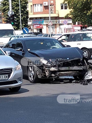 Безумно меле! Бързаща линейка потроши напълно фучащ Мерцедес в Пловдив (СНИМКИ)