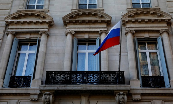 Дипломатите – нова спънка в отношенията Тръмп-Путин