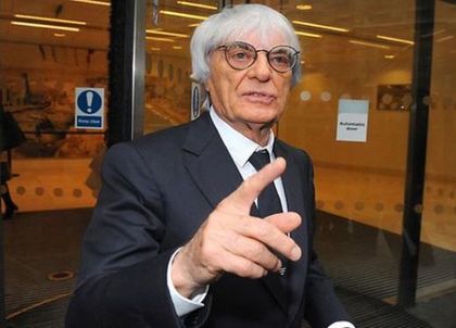 Екълстоун скочи на Валентино Роси
