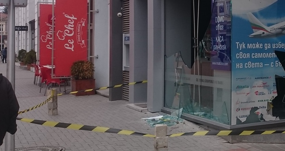 Погром на банка в центъра на Варна: Витрината е разбита, извършителят е един!