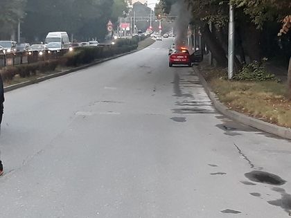 Кола се запали в Пловдив, няма кой да я загаси! (СНИМКА)