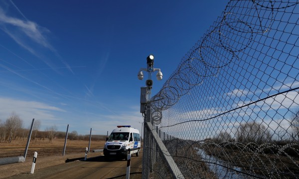 Срещу нелегалните мигранти: Унгария пусна ток по оградата