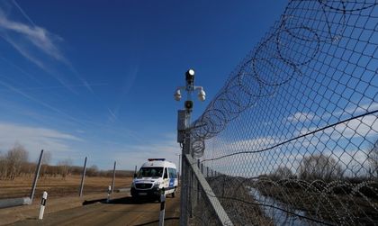 Срещу нелегалните мигранти: Унгария пусна ток по оградата