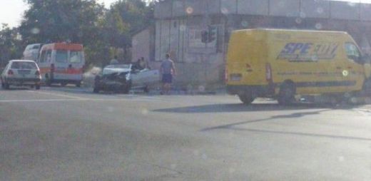 Ужас на пътя: Микробус и кола се размазаха в Каблешково, хора лежат в тревата (СНИМКИ)