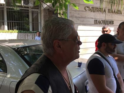 Рокер от протеста: Операторът се блъсна в Перата (ВИДЕО)
