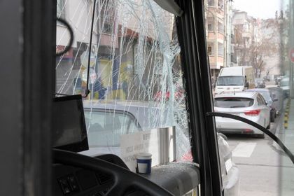 Двама пострадаха при удар на градски автобуси /Галерия/