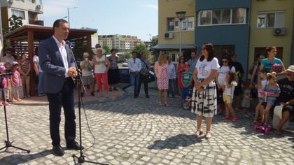 Бургас: Общината работи за облагородяването на междублокови пространства в целия град