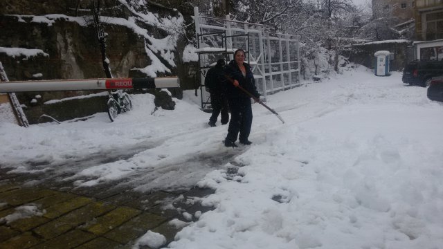 Жена с лопата изрови джип от паркинг в Стария град