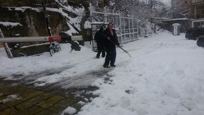 Жена с лопата изрови джип от паркинг в Стария град