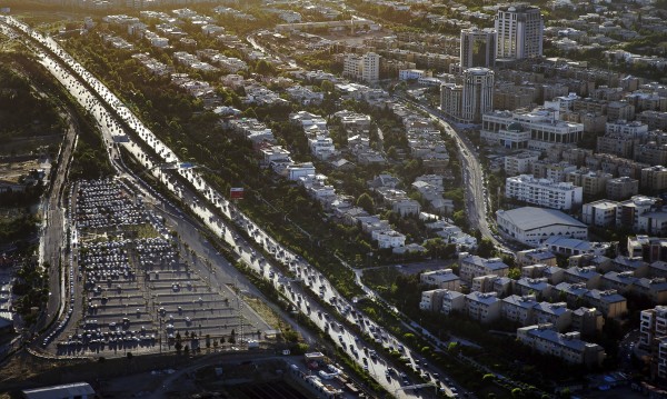 Стрелба и при гробницата на аятолах Хомейни в Техеран