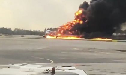 Човек загина при аварийно кацане на руски самолет в Москва