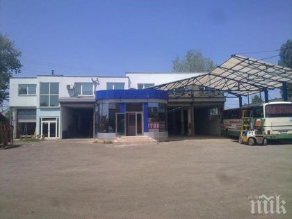 Голяма авария в Бургас: Линейки хвърчат към сервиз за автостъкла, има ранени