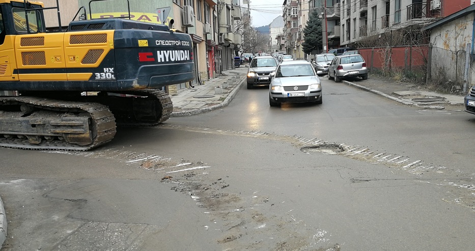 Във Варна е така! Тежка машина мина и разби една от малкото останали здрави улици в града