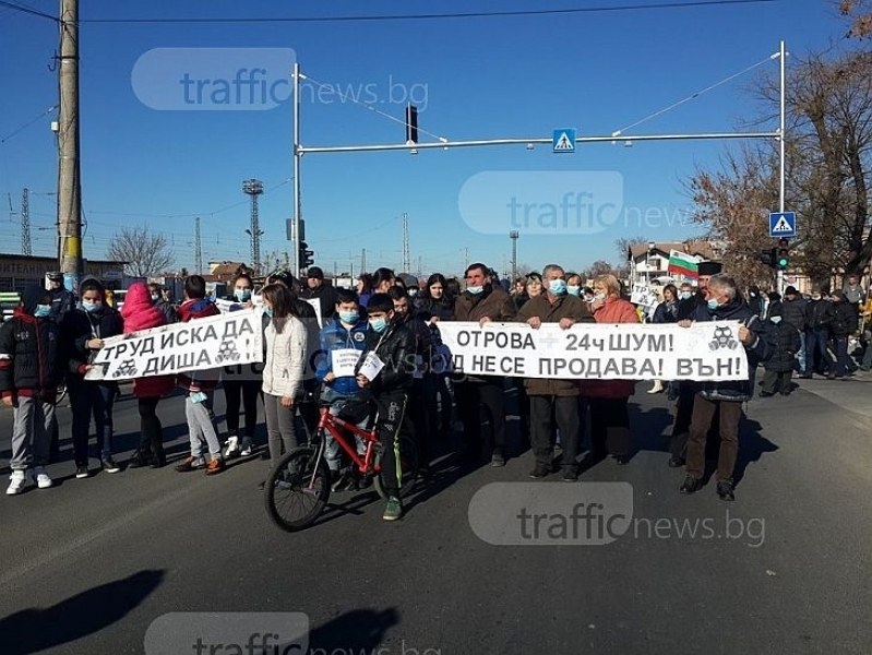 Протест блокира Карловско шосе! Жителите на Пловдивското село Труд искат министерски оставки