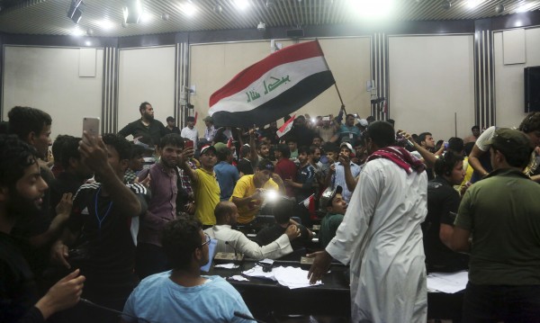 Протестиращи в Багдад нахлуха в парламента