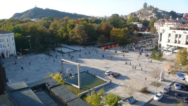 Ремонтът на площад Централен зацикли