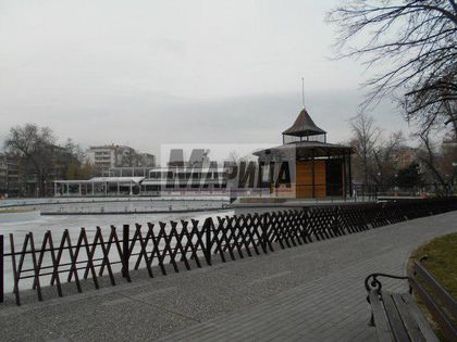 Сложиха ограда на езерото с Пеещите фонтани (снимки)