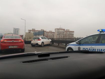 София: Катастрофа между два леки автомобила е станала на бул. „Брюксел“