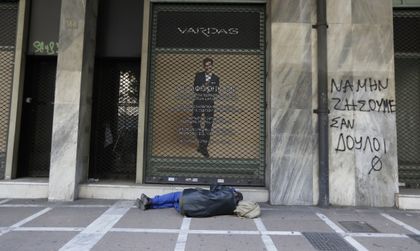 Тежката сметка за Атина: Ножица за заплати, пенсии...