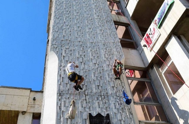 Адреналин! Алпинисти катериха 14-етажната сграда на общината в Пазарджик