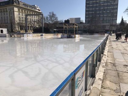 Слънчо превърна ледената пързалка в Пловдив в езерце, съоръжението се разтече СНИМКИ