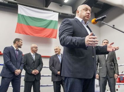 Поканиха министър Кралев да гледа Лукойл