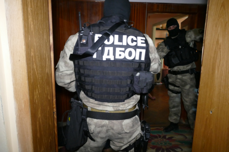 Преди минути: Спецченгета нахлуха във Второ РПУ в Благоевград и закопчаха инспектор за срамно престъпление (СНИМКИ)