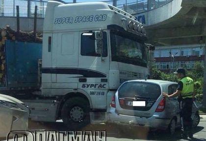 Бургаска баба натовари внучетата си в колата, но стана неприятен инцидент (СНИМКИ)