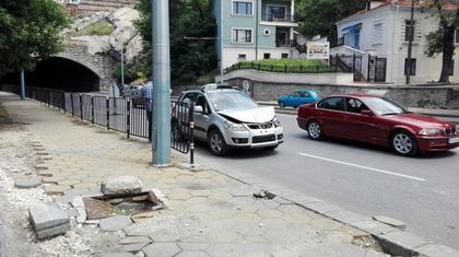 Баща нахока сина си, след като младежът се заби в автобус в Пловдив СНИМКИ