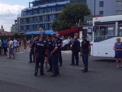 Спонтанната демонстрация в Слънчев бряг прерасна в сериозен протест, стотици тръгват да затварят булеварда (НА ЖИВО/ВИДЕО)
