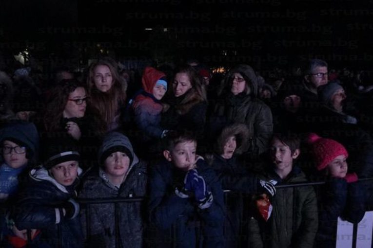 Коледният дух завладя Благоевград! Стотици се събраха на площада в очакване да грейнат светлините на елхата