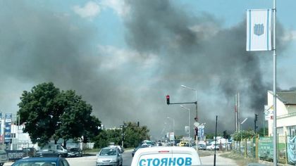 Отново пожар! Горят треви в близост до автокъщи във Варна СНИМКИ