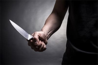 Мъж намушка майка си с нож в корема, скарали се