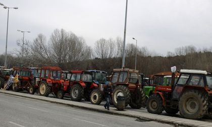 Фермерите в Гърция засилват натиска с още блокади