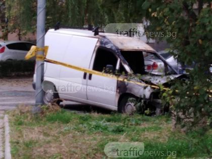 Две пожарни гасиха горящ бус в пловдивския квартал Тракия СНИМКИ