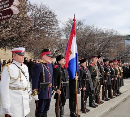 Варна: Жители на града се включиха в отбелязването на Националния празник, облечени в копия на офицерски и опълченски униформи