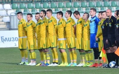 Добруджа бие, фенове нахлуват на терена в Банско