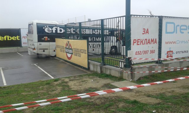 ДЕРБИТО!!! 12.00 - Автобусът с играчите на Локо пристигна в Коматево