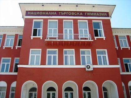 Министър Вълчев награди директор на пловдивска гимназия